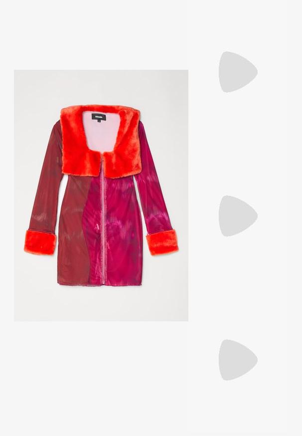 Ahluwalia KIARA DRESS - Kokteilikleit/peokleit - pink; Roosa ja musta käärikute mustriga põlvini ulatuv saabas, millel on terav nina ja metallne aktsent kanna peal. Silus tekstuur ja korralik disain.; Swarovski Päikeseprillid - pink; Väike läikiv roosa nahast õlakott hõbedase tiiva embleemiga ja reguleeritava rihmaga, pealmine tõmblukuga sulgumine, valgel taustal.