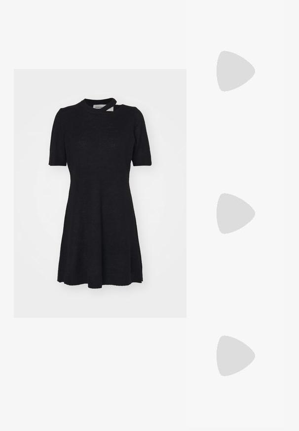 Robe noire à manches courtes en tissu léger. Elle présente un col rond et un ourlet évasé, avec un détail découpé unique au niveau du col.; Chaussure plate en cuir noir avec un bout arrondi et un design froncé le long de l'ouverture. Présente un détail discret en métal argenté sur le devant.; Sac en cuir noir avec une poignée arrondie, fermeture éclair en argent, bordure en fourrure blanche et un long gland crème attaché à l'avant.; Boucles d'oreilles en argent en forme de créoles avec une finition incurvée et brillante, et un design sans couture. Équipées d'une fermeture à charnière pour un port sécurisé.