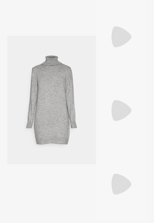 JDY JDYLIBBYROLL NECK DRESS - Robe pull - medium grey melange; Botte noire montante en cuir lisse avec une semelle épaisse et un léger talon. Comprend des tirettes et des panneaux latéraux élastiques pour un enfilage facile.; Sac à main noir en cuir texturé, avec un design de logo en relief, une chaîne simple et une bandoulière détachable, doté d'une fermeture éclair.; Boucles d'oreilles en argent en forme de cerceau avec un charme croix et cœur. Texture lisse et brillante avec une finition polie. Chaque charmepend d'une boucle sécurisée.