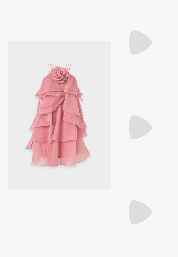 Roze gelaagde chiffonjurk met gerafelde lagen en een grote stoffen roos bij de halslijn, getoond op een effen achtergrond.; Puntige slingback hakken in panterprint stof met een strikaccent, voorzien van een lage zwarte hak en een soepele textuur.; Kleine witte handtas met stoffen rozen die het geheel bedekken en een dunne, enkele band als handvat, op een effen achtergrond.; Zilveren oorknopjes in schelpvorm met textuuraccenten en gladde rondingen, voorzien van een doorzichtige achterkant voor een veilige bevestiging.