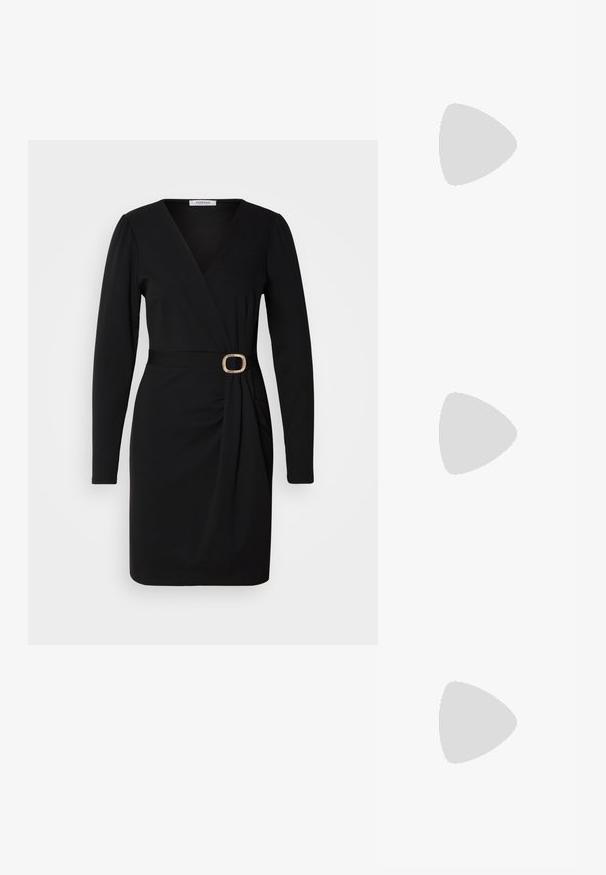 Robe noire enroulée avec des manches longues, décolleté en V et un détail froncé sur le côté. Présente une ceinture en tissu avec une boucle ronde dorée. Texture lisse.; Escarpin noir à bout pointu flottant au-dessus d'un sol en moquette grise avec un mur vert foncé en arrière-plan.; Sac en cuir noir avec un rabat, accents en matériel doré, sangle réglable et surface texturée. Forme rectangulaire compacte.; Collier en ton or avec une fine chaîne et un pendentif en forme de V. Design épuré avec une finition lisse et polie et un minimum de détails.