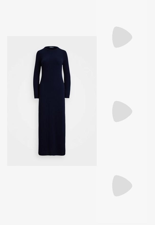 Navyblauwe, gebreide jurk met lange mouwen, een ronde hals en een getailleerde silhoët, die tot aan de enkels komt. Glad textuur en minimaal ontwerp.; Grijze suède laarzen tot de knie met een spitse neus en een lage hak, voorzien van een strakke uitstraling en subtiele verticale naaddetails.; Beige leren handtas met een enkele donkere handgreep en klein goudkleurig RL-logo, gecentreerd vlak bij de bovenkant aan de voorkant.; Gouden knoopstuds met een gedraaide design. Elke oorring heeft een ronde transparante achterkant voor een veilige draagervaring.