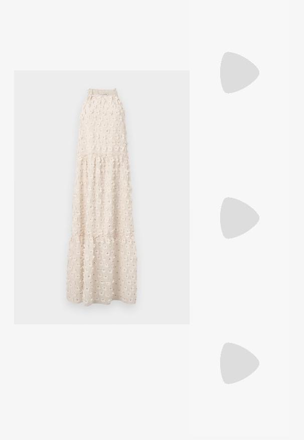 Hellbeiges Maxikleid mit Blumenstickerei, Neckholder-Design, gestuften Lagen und einer strukturierten Oberfläche. Verfügt über verstellbare Neckholderbänder.; Gelbe gewebte flache Sandale mit zwei überkreuzten Riemen, einem geknoteten Detail an der Vorderseite und einer niedrigen, braunen Sohle.; Cremefarbene Stoff-Clutch mit floraler Spitzenüberlagerung und gerafftem oberen Verschluss vor einfachem hellem Hintergrund.; Goldene, gedrehte Creolen mit Seilstruktur und Schmetterlingsverschlüssen vor hellem Hintergrund.
