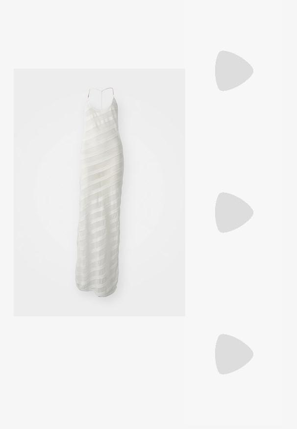 Hvid maxikjole med tynde stropper, der har et gennemsigtigt stofoverlæg med horisontale stribede mønstre og en tætsiddende silhuet.; Beige flip-flop sandal med en bred tåstrop og en tyk, rund sål. Har et glat overmateriale og en kontrasterende brun fodseng.; Guldmetal briller med ovale linser, slanke arme og klare næsepuder. Har subtile hængsel accenter og gennemsigtige linser.; Grå ribbet crop top og olivengrøn højhøjdet nederdel. Modellen holder en hvid skuldertaske med udskæringsdetaljer. Enkel design, tætsiddende silhuet.