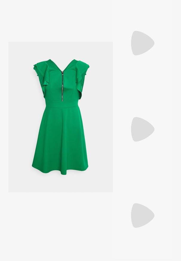 WAL G. DANYA RUFFLE SLEEVE ZIP SKATER DRESS - Jerseykjole - leaf green; Sorte ruskind højhælede sko med spids tå, ankelrem og stiletto hæl. Designet har en glat tekstur med minimal detaljer.; Mascara Clutches - apple; Sølv hoops med en bølget, uregelmæssig tekstur. Har en tynd, cirkulær form og en reflekterende finish.