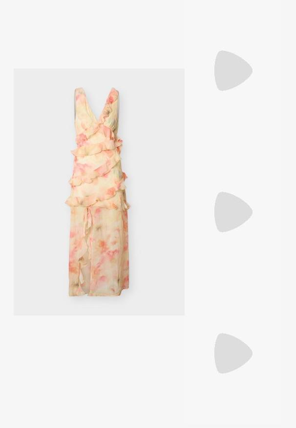 Hihaton vaaleanpunainen ja persikanvärinen kukkakuvioinen maksimimekko, jossa on kerrokselliset röyhelöt ja syvä V-pääntie, yksivärisellä taustalla.; Beige avokadojalkineet, joissa on avonaiset varpaat ja sileä mattapinta, koristeellisen kirkkaan kristallikivisomistelun kanssa, joka on järjestetty kuvioiksi päällä.; Pehmeä keltainen käsilaukku pyöreällä kahvalla, koristeltu tasaisesti sijoitetuilla pienillä hopeisilla metallinastoilla sileällä pinnalla.; Pari vaaleankeltaisia kukkamuotoisia korvakoruja, joissa on kerroksittain asetellut ja tekstuurilla varustetut terälehdet vaalealla taustalla.