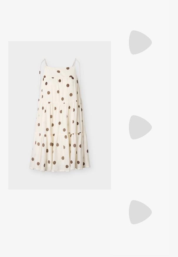 Robe d'été blanche sans manches avec jupe à volants et pois marron, dotée de fines bretelles et d'un col droit.; Steve Madden BIGMISSILE - Chaussons - beige; Lunettes de soleil rondes teinte brun avec une monture bordeaux brillante. Branches fines avec un détail de marque subtil. Design de verres plats.; Sac fourre-tout en daim marron avec une texture douce, grande ouverture et longues sangles. Présente un design simple avec des coutures visibles et sans matériel.
