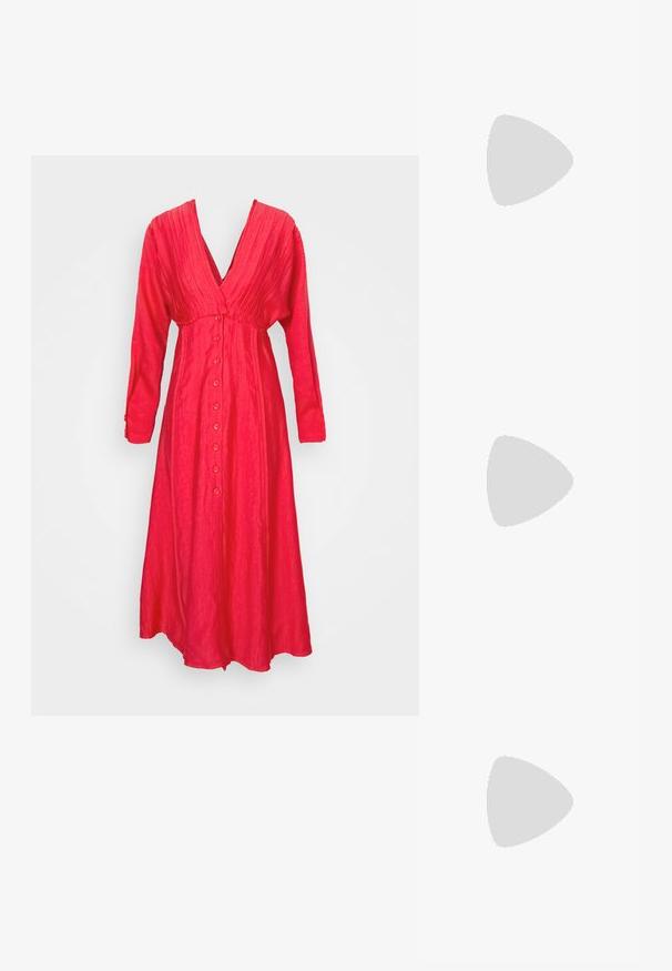 Rotes, langärmliges Kleid mit V-Ausschnitt, Knopfleiste und gerafft Details. Glatte Textur und fließende Silhouette.; Schwarze Leder-Mules zum Hineinschlüpfen mit spitzer Zehe, geraffter Textur und kleinem Kitten-Heel. Verfügt über ein Zugbanddetail am Öffnung.; Schwarze Lederhandtasche mit geflochtenem Design. Rechteckige Form, kurzer Griff und verstellbarer Riemen. Glatte Textur mit mattem Finish.; Goldfarbener Ring mit ineinander greifenden, gewellten Bändern. Glatte, glänzende Oberfläche mit einem überlappenden Design und subtiler Gravur im Inneren.