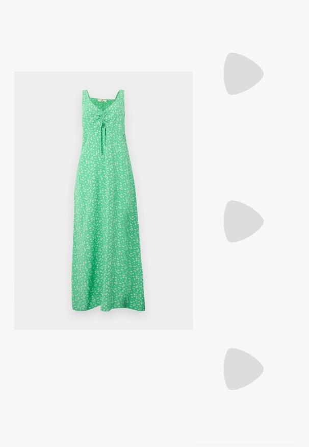 Groene mouwloze maxi-jurk met klein wit bloemenpatroon en gerimpelde strikdetail aan de voorkant op de borst.; Zwarte leren sandalen met brede banden en een enkelgesp. Stevige zool met een getextureerde afwerking. Open teenontwerp voor ademend vermogen.; Zwarte zonnebril met een slank rechthoekig frame en blauwe lenzen. Heeft een gladde textuur en stevige pootjes. Merklogo aan de zijkant.; Geweven handtas in zwart en wit met een ronde vorm, gestructureerd oppervlak en een gevlochten handvat. Geschikt voor dagelijks gebruik.