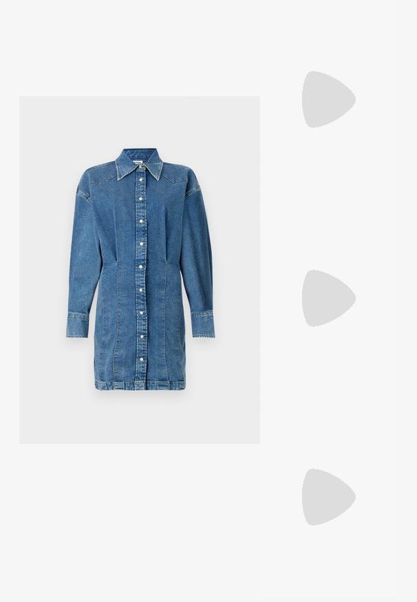 Denim shirt jurk, lichtblauw, lange mouwen, knoopsluiting aan de voorkant, puntige kraag, zijnaad met lichte rimpeling en gestikte details.; Donkerbruine leren cowboylaarzen tot over de knie met puntige neuzen, decoratieve stiksels en schuine blokhakken gedragen door een persoon.; Vrouw met een zwart-wit gebloemde blouse houdt een glanzende rode schoudertas vast tegen een effen achtergrond.; Zilveren abstracte studs met een gepolijste afwerking, met gladde rondingen en subtiele contouren. Geen zichtbare patronen of accenten.