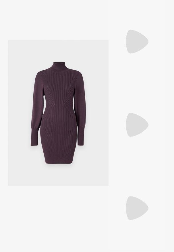 Pletené šaty s vysokým golierom v hlbokofialovej farbe, s rebrovanou štruktúrou, úzkym strihom a dlhými rukávmi so zapasovanými manžetami. Hladká tkanina, minimálne detaily.; Červené lakované kozačky po členky s robustným čiernym opätkom a detailom na zips. Hladká textúra, štíhly dizajn s okrúhlou špičkou.; Burgundská kabelka z lakovanej kože so štruktúrovaným tvarom, dvojitým držadlom a nastaviteľným popruhom. Obsahuje hardvér v zlatej farbe a prešívané akcenty.; Pár lesklých strieborných kruhových náušníc s tenkými drôtenými zapínaniami, zobrazených na svetlo šedom pozadí.