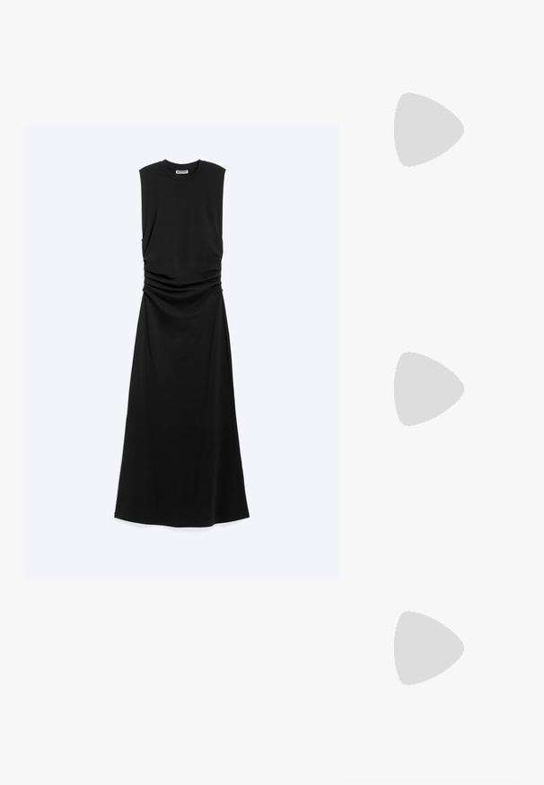 Ärmelloses schwarzes Maxikleid mit gerafftem Taillendetail und rundem Ausschnitt, flach auf einen hellen Hintergrund gelegt.; Schwarze Ledersandale mit schlankem Design, dünnen Riemen und einem kleinen Absatz. Verfügt über eine Schnallenakzent und eine glatt strukturierten Fußbett.; Schwarze, eckige Sonnenbrille mit grauen Gläsern; aus Kunststoff gefertigt, mit dicken Bügeln, die eine glatte Oberfläche und keine sichtbaren Beschläge haben.; Schwarze Lederhandtasche mit einer rissigen Textur, ovaler Form und zwei abgerundeten Griffen. Verfügt über einen Reißverschluss entlang der oberen Kante.