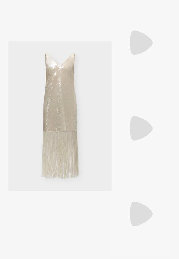 Robe beige sans manches à sequins avec décolleté en V et longues franges à l'ourlet, présentée sur un fond uni.; Pompe à talon aiguille dorée métallique avec un bout pointu, un talon fin, une texture lisse et des détails de couture minimalistes sur le dessus.; Pochette dorée de forme rectangulaire, recouverte de strass argentés brillants. Dotée d'une fine bandoulière métallique et d'une fermeture éclair.; Paire de boucles d’oreilles ton argent avec cristaux clairs taillés en grappes, en formes rondes et marquise sur fond blanc.