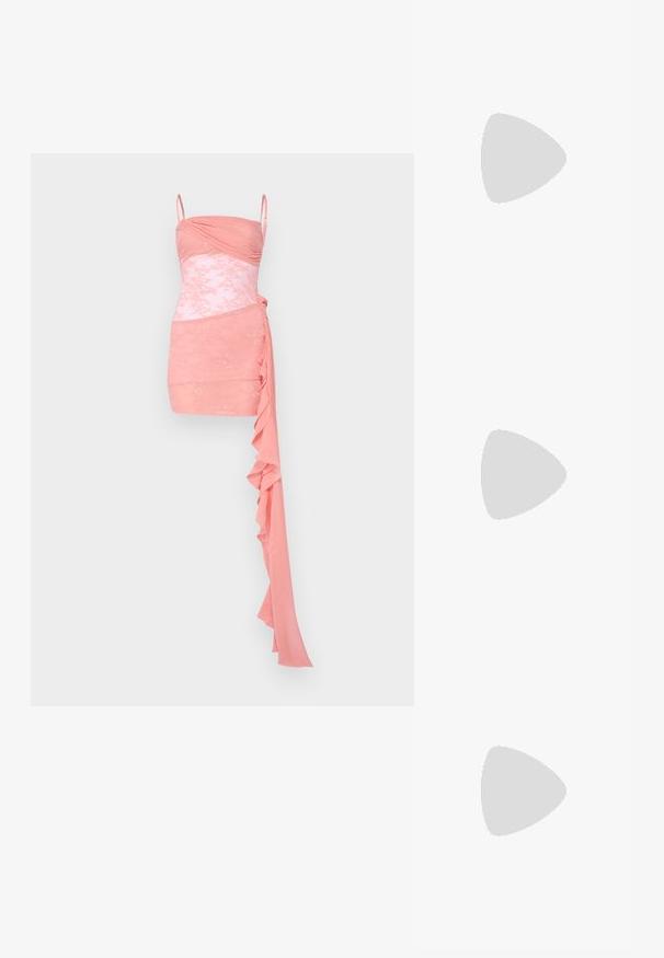 Robe de cocktail rose avec un corsage ajusté, des fronces, des accents en dentelle, des bretelles spaghetti et un détail de volants drapés sur un côté.; Sandale à talons hauts nude avec un nœud en tissu transparent orné, bride de cheville et un talon aiguille fin. Finition satinée lisse.; Sac à main plissé blanc avec un nœud proéminent et une chaîne dorée. Texture douce avec un design froncé à l'avant.; Boucles d'oreilles dorées avec un design floral, accentuées de perles et d'une plus grande perle pendante. Embellies de petits cristaux transparents.