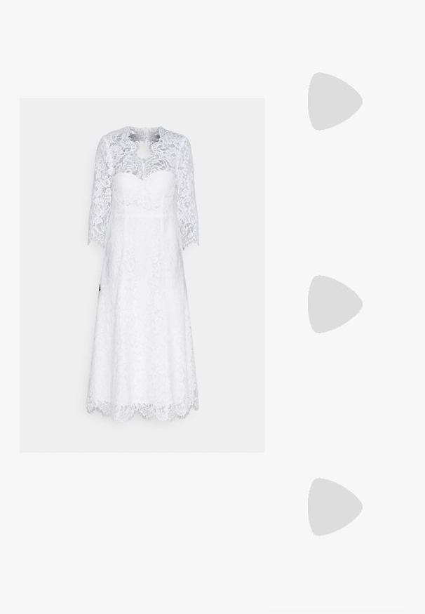 Robe en dentelle blanche avec des manches trois-quarts, des motifs floraux complexes, un corsage ajusté et une jupe fluide avec un ourlet festonné.; Chaussure à talon haut blanche avec un bout pointu, une bride de cheville et une finition en cuir texturé. Présente un design élégant et un talon aiguille fin.; Sac à main texturé blanc avec un design froncé, doté d'une bandoulière en chaîne dorée. Fini lisse avec des ondulations subtiles et des bords arrondis.; Boucles d'oreilles pendantes dorées présentant un cristal ovale transparent à la base, rehaussé de plus petits cristaux et de détails floraux au-dessus.