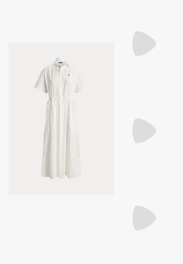 Vestido midi blanco de manga corta con cuello, cierre frontal de botones, lazos ajustables en la cintura y pequeño logo bordado en el pecho.; Zapato plano slingback de ante negro con punta puntiaguda, tacón bajo y correa ajustable con hebilla dorada.; Gafas de sol de estilo gato negro con lentes oscuros, marco de plástico brillante y acentos de hardware plateado en las patillas. Textura suave en toda la superficie.; Bolso de mano de cuero negro con dos asas, solapa frontal con cierre de botón, costuras blancas y pequeño logo de caballo sobre un fondo liso.