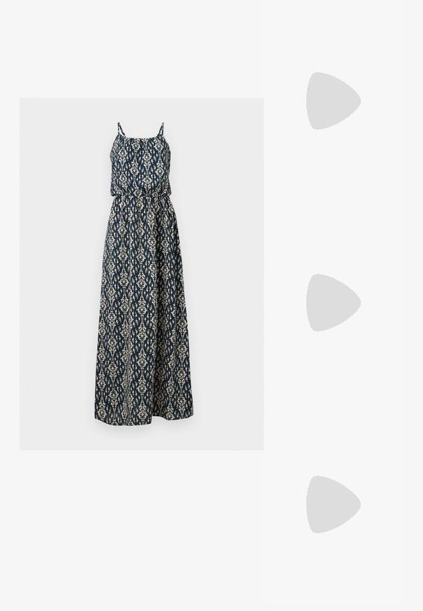 Mouwloze maxi-jurk in marineblauw en wit met een nauwsluitende taille en een fijnbladig bladmotief over de hele stof.; Zwarte platte sandalen met dunne, kruislings gespen, open teenontwerp en een minimalistische zool. Bevat een klein gespdetail voor aanpassing.; Zwarte mesh halve maan handtas met een korte verstelbare leren riem en ritssluiting op een effen lichte achtergrond.; Zilveren oorbel met een gepolijste afwerking, met kleine gouden accentdetails en een ronde vorm, gedragen op de oorlel.