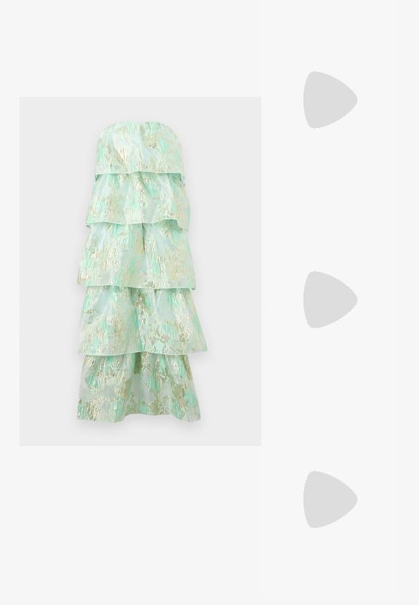 Mintgroene strapless jurk met gelaagde tiers en een metallic gouden bloemenpatroon, getoond tegen een effen witte achtergrond.; Beige hoge hak sandaletten met een slanke enkelband en vierkante neus. Gladde synthetische materialen, minimalistisch ontwerp en een stiletto hak.; Witte leren handtas met een geassembleerd ontwerp, voorzien van een gouden kettingband en een ronde vorm. Gladde textuur met zachte plooien en geen patronen.; Zilveren abstracte studs met een gepolijste afwerking, met gladde rondingen en subtiele contouren. Geen zichtbare patronen of accenten.