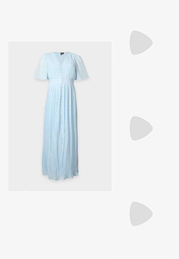 Robe maxi plissée bleu clair avec manches courtes bouffantes, décolleté en V et boutons recouverts de tissu sur le devant et à la taille.; Ballerines blanches en cuir avec un talon ouvert, présentant un bout pointu et un grand accent ovale doré orné de strass à l'avant. Semelle plate couleur beige.; Sac à main en cuir tressé blanc avec poignée arrondie et extrémités de lanière nouées, présenté sur un fond uni.; Boucles d’oreilles créoles en métal argenté avec une surface lisse légèrement incurvée et des fermoirs à clapet sur un fond blanc uni.