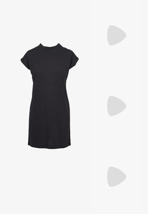 Schwarzes Baumwoll-T-Shirt-Kleid mit hochgeschlossenem Kragen und umgeschlagenen Kurzärmeln. Gerader Schnitt in mittellanger Länge, bis zur Mitte des Oberschenkels. Glatte Textur.; Schwarze Leder-Sandalen mit einem Kreuzriemen-Design, verstellbarem Schnallenverschluss und strukturierten Sohlen mit Rippen für besseren Halt.; Braune Schildpatt-Sonnenbrille mit einer Vintage-Cat-Eye-Form und braunen Gläsern. Verfügt über gebogene Bügel mit roten Akzenten.; Goldene Creolen mit einer glatten, polierten Oberfläche. Abgerundete Form, mittlere Größe, ausgestattet mit einem sicheren Verschlussmechanismus.