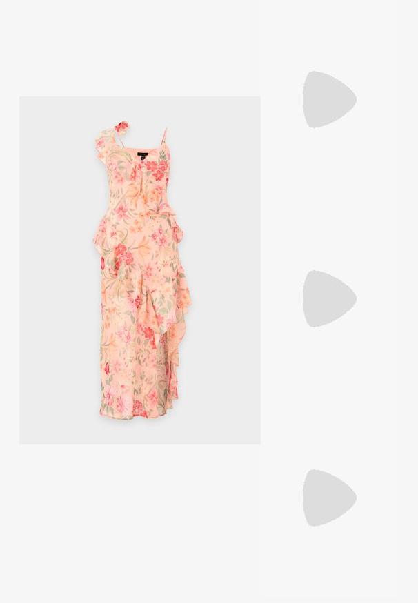 Ærmeløs ferskenfarvet blomsterkjole med asymmetriske flæsedetaljer og tynde skulderstropper på en ensfarvet baggrund.; Beige højhælede sandaler med en knyttet frontdesign, justerbar ankelrem og en solid blokhæls, lavet af glat læder.; Sølv clutch taske formet som en skal med plisseret stof og to perle-låse på toppen med guld accenter.; Guld kæde dråbe øreringe med hver tre forbundne hvide perler i forskellige størrelser på hvid baggrund.