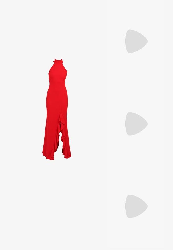 Rotes Neckholderkleid mit tailliertem Oberteil und ausgestelltem Rüschensaum. Hergestellt aus einem glatten Stoff und mit einer eleganten Silhouette.; Schwarze Wildleder-Peeptoe-Sandale mit hoch gelegener Plateausohle, Knöchelriemen mit silberner Hardware, offenem Zehenbereich und glatter Textur.; Rote metallische Handtasche mit einem gerafften, puffigen Design. Verfügt über einen langen, dünnen Schultergurt und eine glatte, glänzende Textur.; Silberne Creolen mit minimalistischem Design. Rundform, glatte Oberfläche und dünnes Profil. Leichtgewichtig mit hochglänzender Oberfläche.