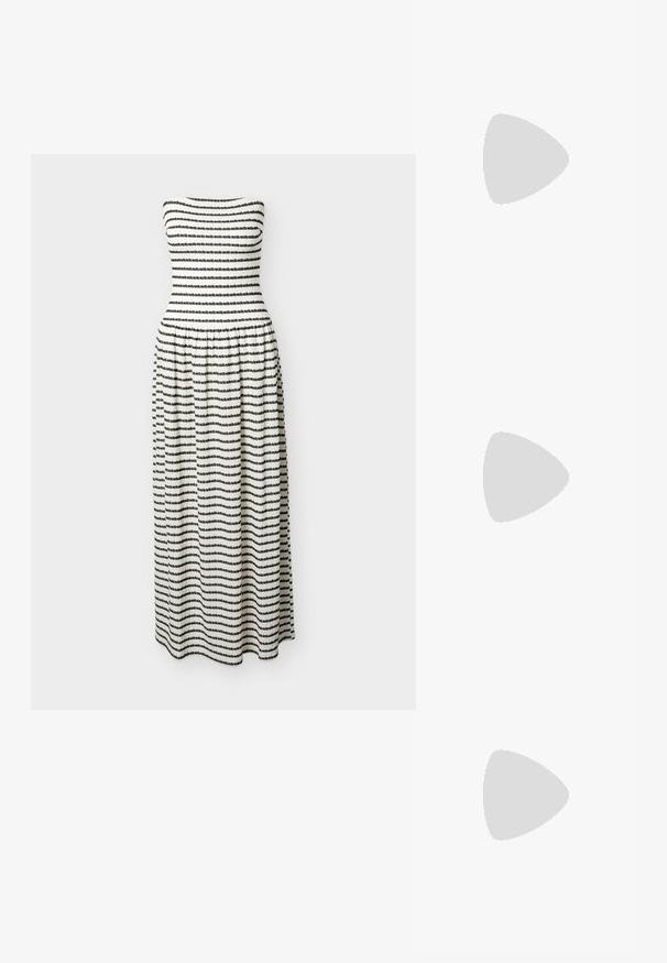 Mouwloze jurk tot op de grond met een geplooide taille, uitgevoerd in textuurrijke zwart-witte horizontale strepen.; Steve Madden BIGMISSILE - Pantoffels - beige; Geweven strohandtas met een gebogen silhouet, voorzien van een soepele zwarte leren schouderband en een bijpassend klein zakje dat is bevestigd met een polsband.; Een paar gepolijste gouden oorringen met dunne pennen en scharnierende sluitingen, tentoongesteld op een effen lichtgrijze achtergrond.
