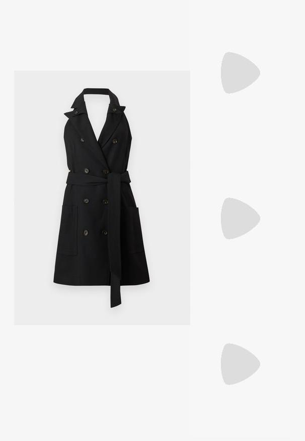 Zwarte mouwloze trenchjurk met reverskraag, dubbele knoopsluiting, voorzakken en een ceintuur in de taille.; Zwarte patenten leren slingback hakken met een spitse neus, dubbele banden met gouden gespen en een korte kittenhak. Glad van structuur.; Zwarte rechthoekige zonnebril met grijze getinte lenzen. Beschikt over een robuust kunststof frame en het "vogue" logo op de veren.; Witte nep-leer handtas met een gestructureerd ontwerp, gouden hardware accenten, dubbele bovenhandvaten en een verstelbare schouderriem.