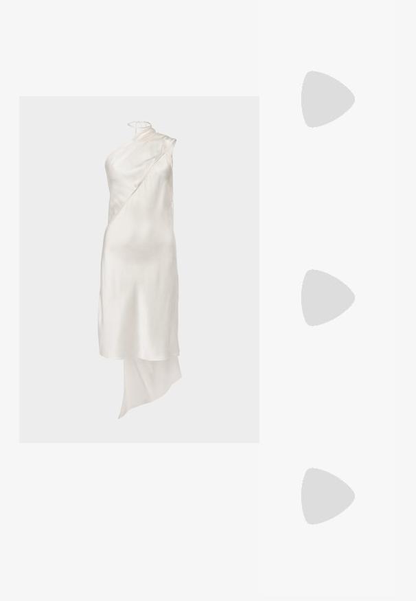 Hvid satin kjole med et asymmetrisk design, der har en skulder neckline og en flydende fald. Glat tekstur og minimale hardware detaljer.; Hvide flade mules med spidse tæer, prydet med en cirkulær perledetalje med guldhardware. Glat materiale med et minimalistisk design.; Hvid plisseret clutch-taske med en fremtrædende sløjfedetalje og en guldkædetras. Blød tekstur med et samlet design på forsiden.; Guldtonede øreringe med et blomstermotiv, prydet med perleaccent og en større perledrop. Udsmykket med små, klare krystaller.