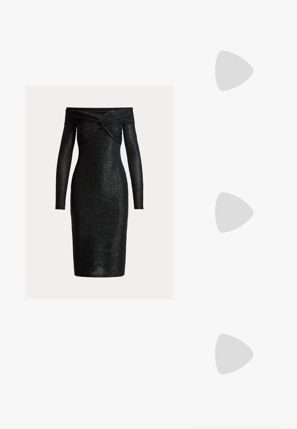 Schwarzes schulterfreies Kleid mit langen Ärmeln, strukturiertem Stoff, figurbetonter Silhouette und einem gedrehten Design am Ausschnitt.; Schwarze Wildleder-Sandalette mit schmalem Knöchelriemen und goldener Schnalle, offenem Zehenbereich und mittelhohem Absatz auf weißem Hintergrund.; Schwarze Lederbörse mit einer goldenen Kettenriemen, ausgestattet mit einem goldenen Logo auf der Vorderseite. Minimalistisches Design mit einer glatten Textur und schlanker Form.; Silberfarbene Ohrringe mit mehreren klaren Kristallgemmen in Tropfen- und Marquiseformen, mit Klappverschluss und kunstvollen Details.