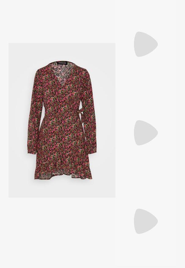 Even&Odd Hverdagskjole - black/pink; Sorte læder cowboystøvler med spidse tæer, dekorative syninger og skrånende blokhæle båret af en person.; Sorte rektangulære solbriller med mørkt tonede linser, tyk plastramme og brede stænger. Glat overflade og kantet design.; Sort nylon skuldertaske med en buet form, sølvfarvet kædeaccent, aftagelig mini-pung og justerbar rem; prydet med "Steve Madden" logo.