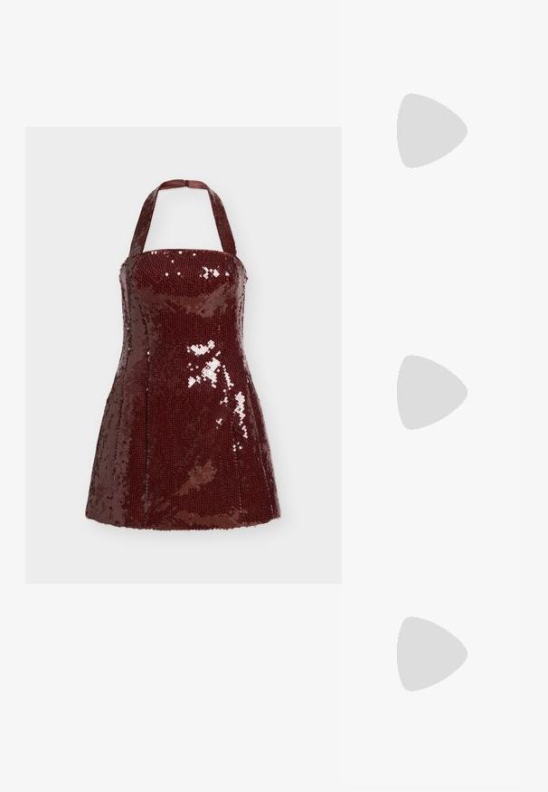 Bordeauxrode minijurk met pailletten, halternek, aansluitend lijfje en uitlopende rok. Voorzien van glanzende pailletten en een gladde stoftextuur.; Bruine suède enkelboot met een spitse neus en slanke hak. Heeft een zachte textuur en een hoge schachtontwerp.; Bruine leren handtas met een geaccentueerd ontwerp, gouden kettinghengsel en een zachte, textuurafwerking. Compacte vorm geschikt voor avondgebruik.; Zilverkleurige stervormige oorringen met een gladde, gepolijste afwerking op een effen witte achtergrond.