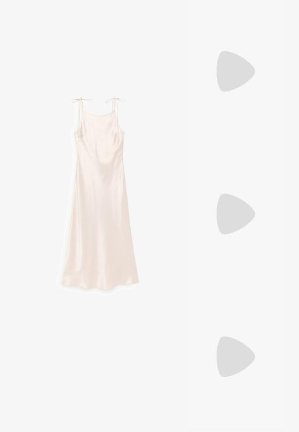 Robe nuisette en satin rose clair avec fines bretelles réglables et encolure droite, présentée sur fond blanc.; Sandale à talon haut en cuir verni nude avec bride de cheville, bout ouvert et talon stiletto fin. Texture lisse et design épuré.; Pochette bleu clair avec une surface texturée présentant des gouttes transparentes et en relief. Quincaillerie argentée au niveau de la fermeture supérieure, de forme rectangulaire.; Boucles d'oreilles en or avec un design de goutte allongé mettant en avant une perle blanche lisse au bas. Comprend un clou sphérique en haut.