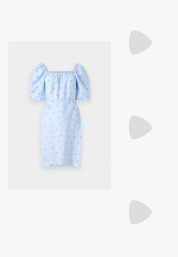 Robe bleue avec des manches bouffantes, un décolleté carré et des motifs fleuris de petites fleurs rouges sur un tissu texturé. Ajustée à la taille.; Sandales noires à talons avec un bout carré, présentant plusieurs fines bretelles et un talon bloc géométrique. Texture en cuir lisse et design minimaliste.; Sac à main brillant bordeaux foncé avec une anse fine unique et une forme trapézoïdale élégante sur un fond clair uni.; Boucles d’oreilles créoles en métal argenté avec une surface lisse légèrement incurvée et des fermoirs à clapet sur un fond blanc uni.
