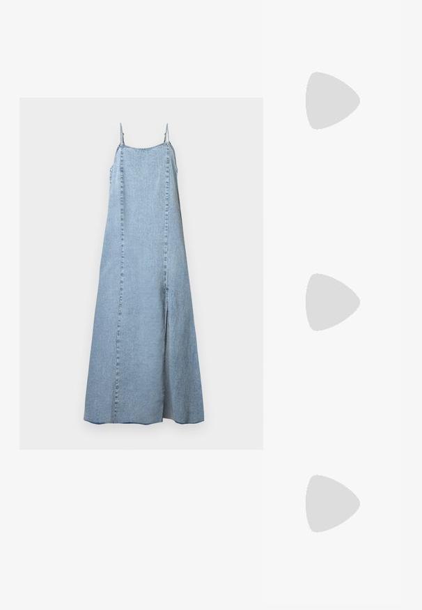 Vestido maxi de mezclilla azul claro con tirantes finos y una abertura frontal sobre un fondo blanco liso.; Sandalia plana gris con plantilla texturizada y finas correas en forma de Y, mostrada de lado sobre un fondo claro y liso.; Gafas de sol plateadas metálicas con lentes redondos y un marco delgado. Las puntas de las patillas en negro aportan contraste. Incluyen almohadillas nasales ajustables.; Bolso de hombro de mezclilla azul acolchado con correa de cadena plateada, hebilla ajustable y logotipo metálico "TH" en el frente.