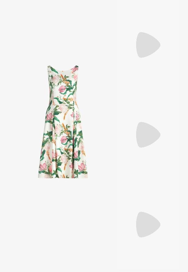 Mouwloze witte midi-jurk met roze, oranje en groene bloemenprint en een licht uitlopende rok.; Witte patenten leren slingback schoen met een spitse neus en een geometrische blokhak. Het interieur heeft een tan kleurige inlegzool en minimale zijsnedes.; ESTRO Handtas - white; Parelketting met ronde, glanzende witte parels die aan elkaar zijn geregen, met een gladde oppervlakte en consistente sferische vorm.