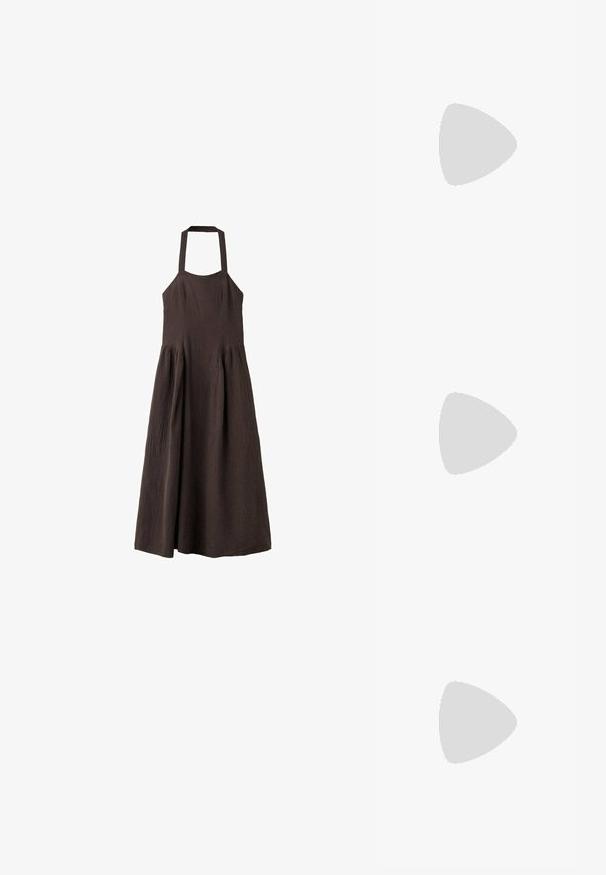 Robe midi marron sans manches avec un col halter et une jupe froncée, en tissu texturé.; Sandale plate noire à enfiler avec une large bride unique et une semelle fine, vue de côté sur fond blanc.; Lunettes de soleil rondes teinte brun avec une monture bordeaux brillante. Branches fines avec un détail de marque subtil. Design de verres plats.; Petit sac à main marron foncé couvert de rangées denses de perles avec une anse bouclée et un design frangé et texturé.
