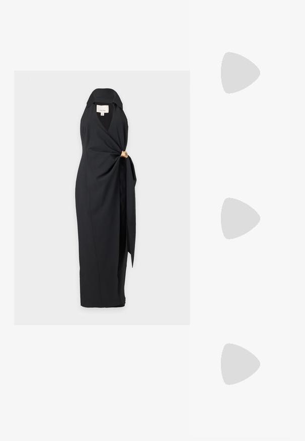 Zwarte mouwloze midijurk met halternek en zijknoopdetail met gouden accent, weergegeven op een effen achtergrond.; Geel geweven platte sandaal met twee kruislings geplaatste banden, een geknoopte detail aan de voorkant en een lage, bruine zool.; Roze rechthoekige tas met dikke crèmekleurige touwen als handvat en zwarte schrijfttekst met de tekst "Sunshine and Champagne" aan de voorkant.; Gouden ronde oorbellen met gedraaide koordstructuur en vlinderachterkanten op een lichte achtergrond.