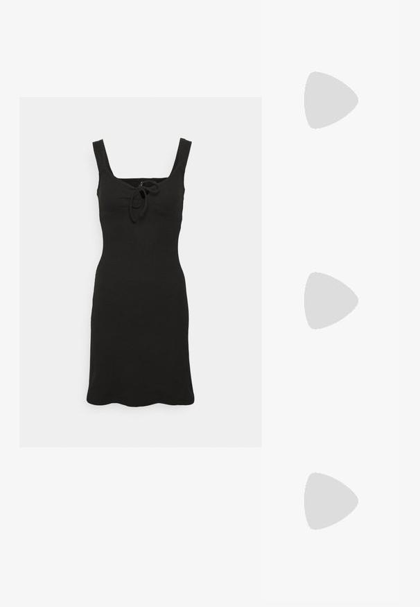 Pieces PCTEGAN STRAP DRESS - Hverdagskjole - black; Sort balletflade med en blank patentfinish og en kontrasterende sort ruskinds sløjfe på tåen. Flad sål. Minimalistisk design.; Sorte rektangulære solbriller med mørkt tonede linser, tyk plastramme og brede stænger. Glat overflade og kantet design.; Sort struktureret håndtaske lavet af læder med et topgreb, aftagelig skulderrem og detalje med frontklap. Guldhardware accenter.