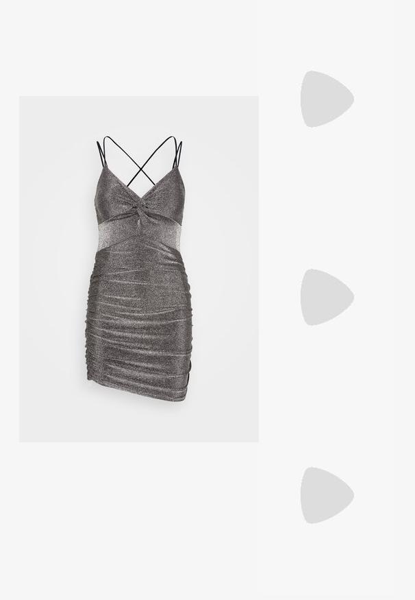WAL G. EXCLUSIVE NYE GLITTER JIVE - Džersejové šaty - silver; Čierne sieťované lodičky s špicatou špičkou a tenkým ihlovým podpätkom. Vzor navrhnutý s kruhovými výrezmi, ktorý poskytuje polopriesvitný vzhľad.; Strieborná metalická kabelka so tkaným sieťovým dizajnom, obdĺžnikového tvaru, s reťazovou rukoväťou na nosenie. Hladký povrch a lesklý finiš.; Strieborné náušnice s visiace reťazce, zdobené viacerými priehľadnými drahými kameňmi usporiadanými v lineárnom vzore, ktoré poskytujú trblietavý efekt.