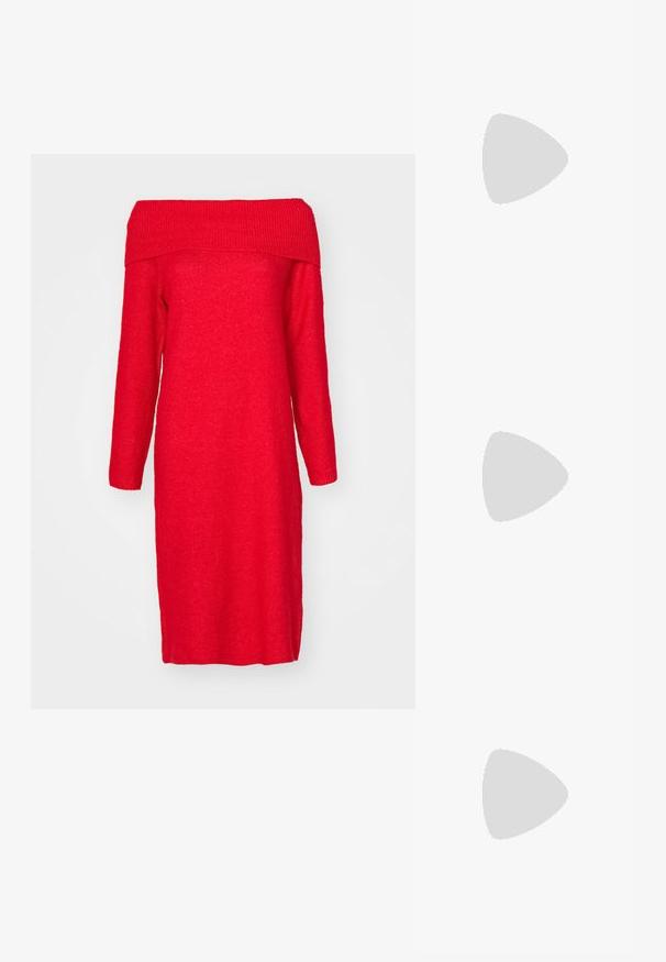 Rotes, schulterfreies Strickkleid mit langen Ärmeln, ausgestattet mit einem gerippten Ausschnitt und einer geraden Silhouette. Weicher Stoff und knielang.; Schwarze kniehohe Stiefel aus glattem Leder, mit einem stabilen Absatz und runder Zehenpartie. Minimalistisches Design ohne sichtbare Hardware oder Dekorationen.; Schwarze Perlen-Handtasche mit geschwungener Silhouette, Tragegriff und glänzender Textur. Kombiniert mit schwarzen High Heels und enganliegenden schwarzen Shorts.; Silberne Metallcreolen mit glatter, leicht gebogener Oberfläche und Klappverschluss vor schlicht weißem Hintergrund.