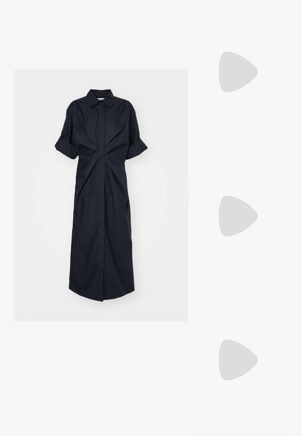 Robe noire à manches courtes roulées, avec une fermeture à boutons sur le devant et un détail en tissu tordu à la taille, fabriquée dans un tissu léger.; Ballerine Mary Jane noire à bout pointu avec côtés en mesh transparent décorés de clous argentés et bride avec boucle ronde.; Grand sac fourre-tout noir tissé avec des poignées larges et plates et un dessus ouvert, présenté sur un fond clair uni.; Uncommon Matters SCULPTURAL LARGE CREOLE - Boucles d'oreilles - silver-coloured