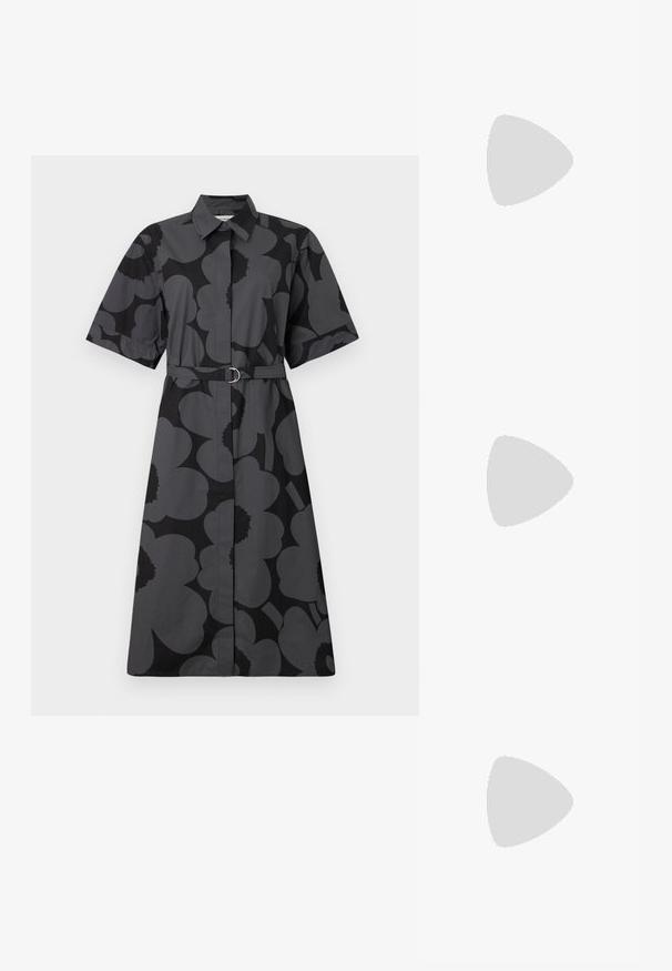Robe chemise à motifs floraux noir et gris, avec des manches courtes, un col classique et une taille cintrée. Tissu lisse avec une coupe décontractée.; Des tongs en caoutchouc rose avec des larges sangles, des détails texturés, portées avec un pantalon de survêtement gris et des chaussettes blanches sur une surface verte.; Sac à main Steve Madden en cuir texturé noir avec fermeture à glissière incurvée sur le dessus, poignée courte en métal et cuir irrégulière, et bandoulière détachable.; Boucles d'oreilles en argent avec un design ondulé et texturé, en forme de croissants superposés ; la finition polie accentue les qualités réfléchissantes.