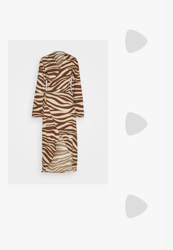NA-KD WAIST DETAIL DRESS - Maxi-jurk - brown/white; Zwarte leren cowboylaarzen met spitse neuzen, decoratieve stiksels en schuine blokhakken gedragen door een persoon.; Zwart leren handtas met een driehoekige vorm, schuine klep en een ronde handgreep. Heeft een gladde textuur en minimalistische ontwerpelementen.; Zilveren hoepel oorbellen met een minimalistisch ontwerp. Cirkelvormig, gladde textuur en dun profiel. Lichtgewicht met een gepolijste afwerking.