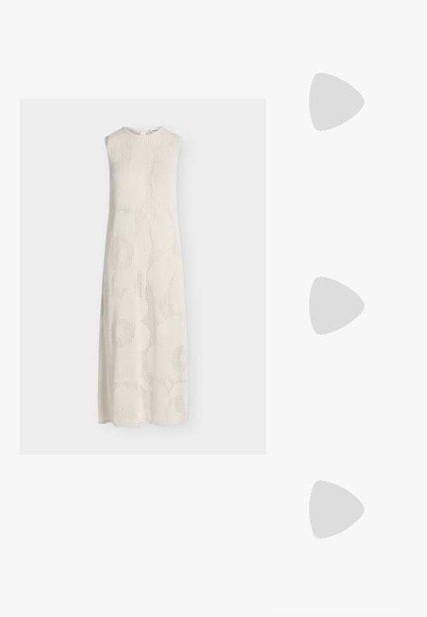 Robe longue blanche sans manches avec de grands motifs floraux subtils en maille et un col rond, présentée sur un fond uni.; Sandales plates noires avec de fines brides croisées, design à bout ouvert et semelle minimaliste. Comprend un petit détail de boucle pour l'ajustement.; Sac à main en cuir tressé noir avec une poignée courbée et un corps en forme de croissant, présenté sur un fond blanc uni.; Paire de boucles d'oreilles argentées brillantes et épaisses avec fermoirs à tige, sur fond blanc uni.