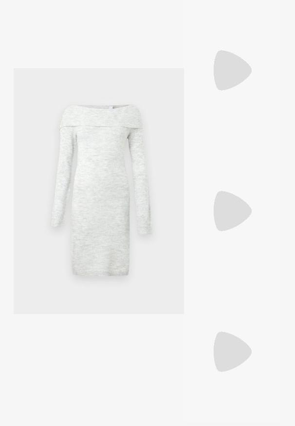 Robe tricotée légère gris clair, décolletée sur les épaules, avec des manches longues, un col côtelé et des poignets. Texture lisse avec des variations de couleur subtiles.; Even&Odd by Zalando Bottes à plateau - black; Lunettes ovales avec une monture métallique argentée, verres transparents et accents de branches texturées avec perles. Design léger avec des branches courbées.; Petit sac à main noir brillant avec deux longues anses et des détails à cordon sur les côtés sur un fond clair uni.