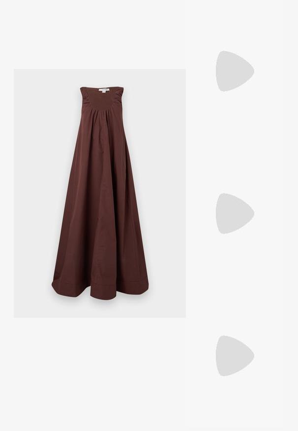 Robe marron sans manches, longue jusqu'au sol, avec un col froncé et un ourlet large, présentée sur un fond clair uni.; Chaussure plate en cuir noir avec un bout rond, dotée d'une sangle et de clous argentés répartis uniformément sur la surface supérieure.; Sac seau en cuir embossé noir façon croco avec une seule bandoulière et un petit logo argenté de la marque au centre en bas à l'avant.; Uncommon Matters SCULPTURAL LARGE CREOLE - Boucles d'oreilles - silver-coloured