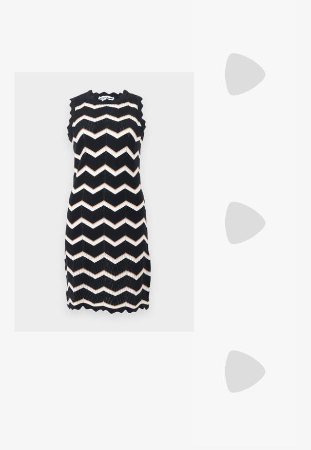 Ærmeløs sort strikket kjole med hvide og beige zigzag-striber, bølgede kanter og DKNY Jeans-mærke ved nakken.; Hvide knæhøje støvler med en glat, blank finish. Firkantet blokhæl og diskret syningsdetalje langs siden.; Hvide runde solbriller med mørke tonede linser og let buede skafter, der hviler på en hvid overflade.; Lille hvid håndtaske med topgreb, aftagelig skulderrem og guld rektangulært spænde på frontklap.