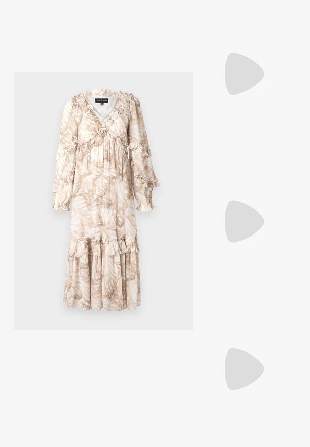 Lange, vloeiende jurk in lichtbeige met een bladachtig patroon. Kenmerkt ruches op de mouwen en de zoom. Gemaakt van lichte stof.; Gouden sandalen met hakken, voorzien van een geknoopte voorkant, gegolfde textuur en een enkelriem. De blokhak heeft een ribbelontwerp, wat de grip verbetert.; Gevlochten strohandtas met grote donkere houten kraalhandgreep, bloemrijke haakwerkversieringen, pompons, strassteentjes en een gouden kettingriem.; Gouden ketting met een parelachtige hanger met een kleine edelsteenaccent, een gladde textuur en een minimalistisch ontwerp.