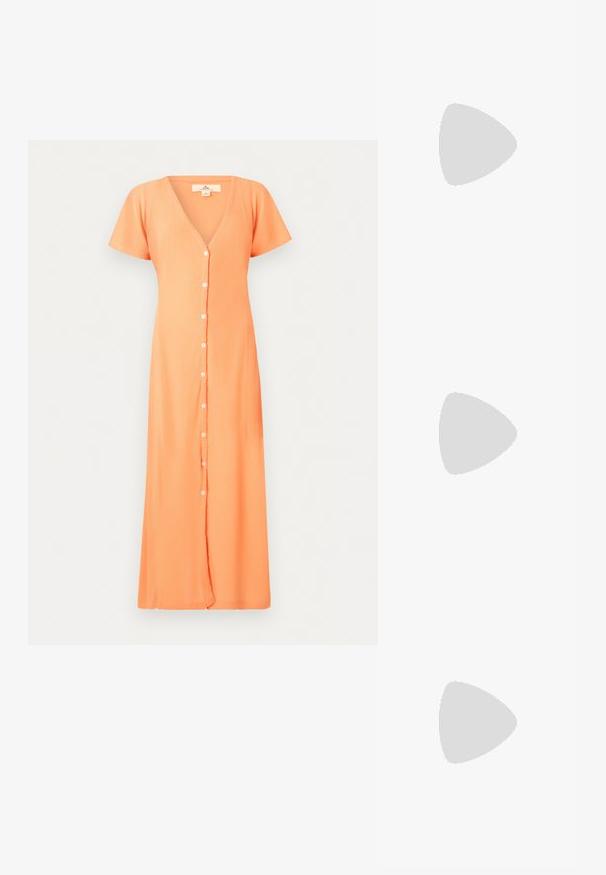 Vestido largo color melocotón con mangas cortas, escote en V y botones blancos al frente que recorren el centro.; Sandalias planas negras con tiras trenzadas y un acento metálico. Presentan una hebilla ajustable y una suela de goma plana para mayor comodidad.; Bolso de mano de paja trenzada con textura natural, acentuado por un ribete y asa de hombro de cuero sintético negro; diseño de apertura en la parte superior.; Pendientes de aro de metal dorado con una forma ovalada alargada, que presentan una superficie lisa y pulida, y una pequeña bisagra para el enganche.